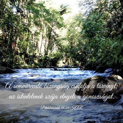 Picture 03 - Példabeszédek 19:28 KAR - A semmirevaló bizonyság csúfolja a törvényt; - Bible Verse Picture
